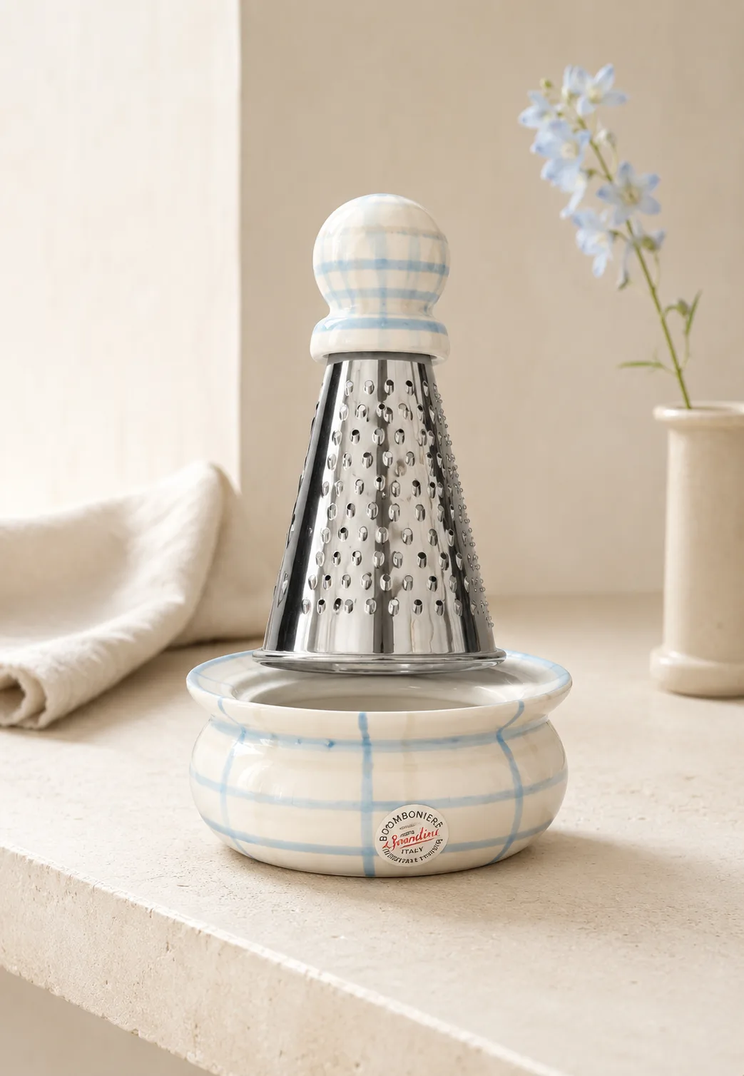 bomboniera grattugia in ceramica a righe azzurre — Girardini Bomboniere Camisano Vicentino