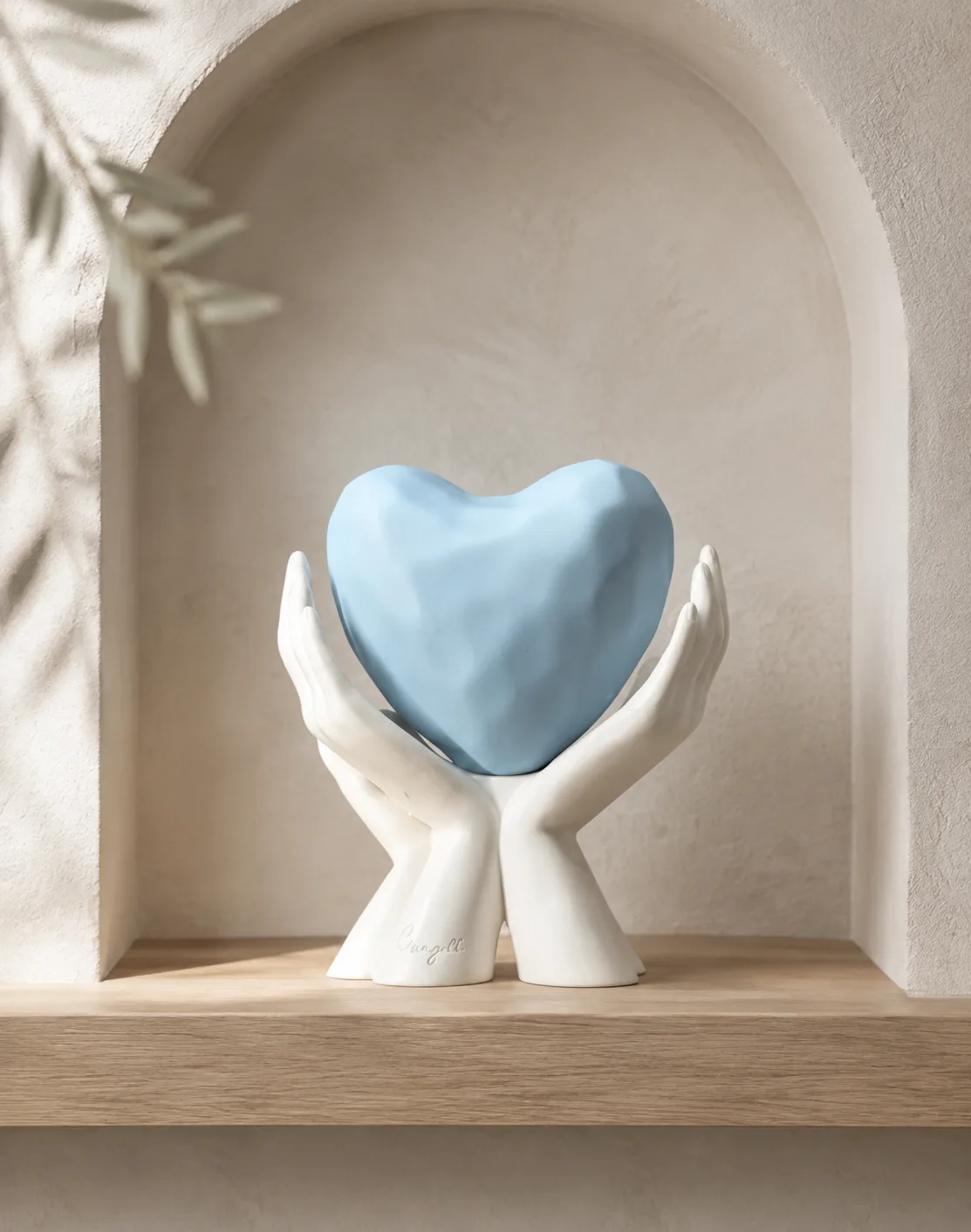 cuore azzurro in mani scolpite — Girardini Bomboniere Camisano Vicentino