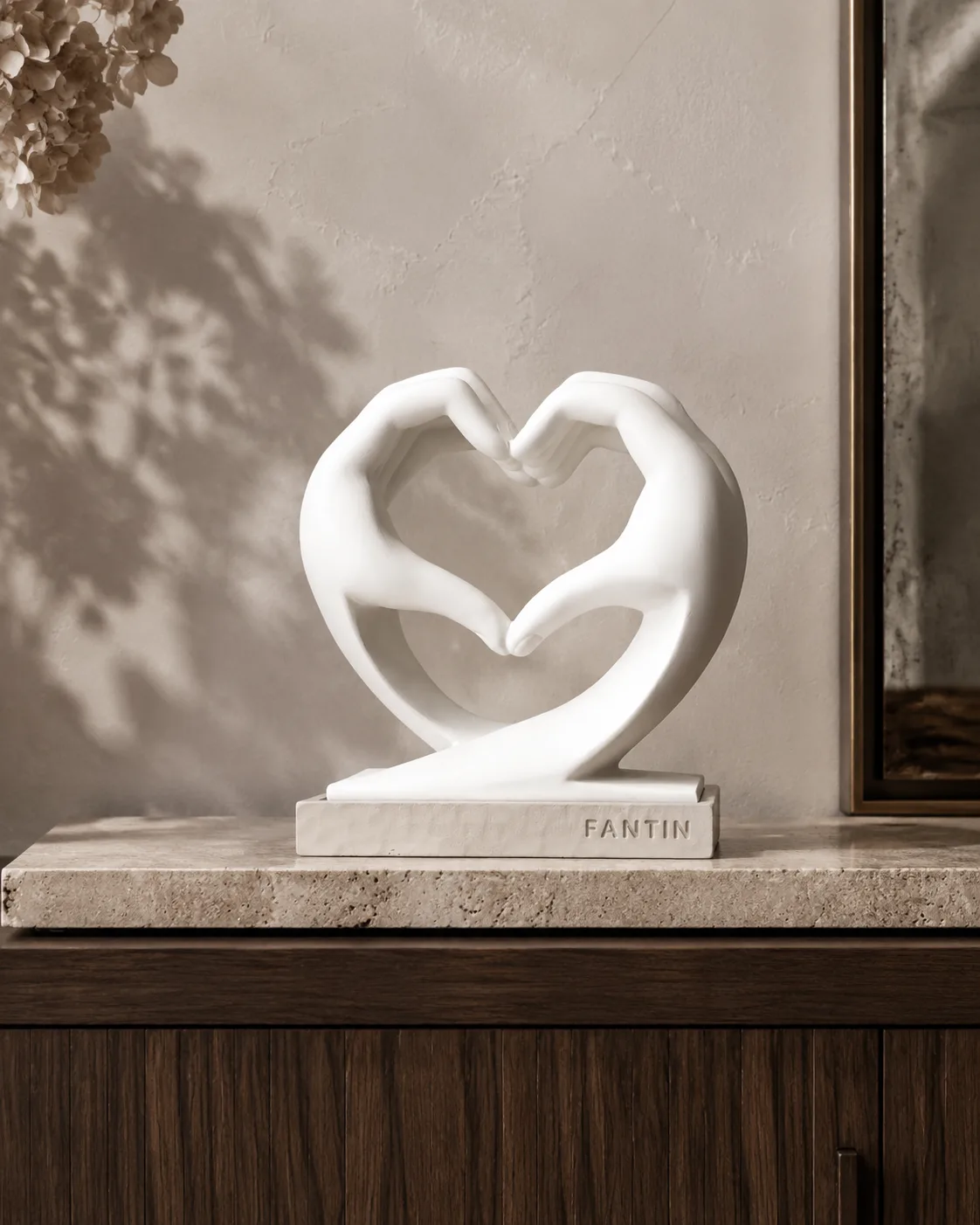 cuore bianco su console in noce — Girardini Bomboniere Camisano Vicentino