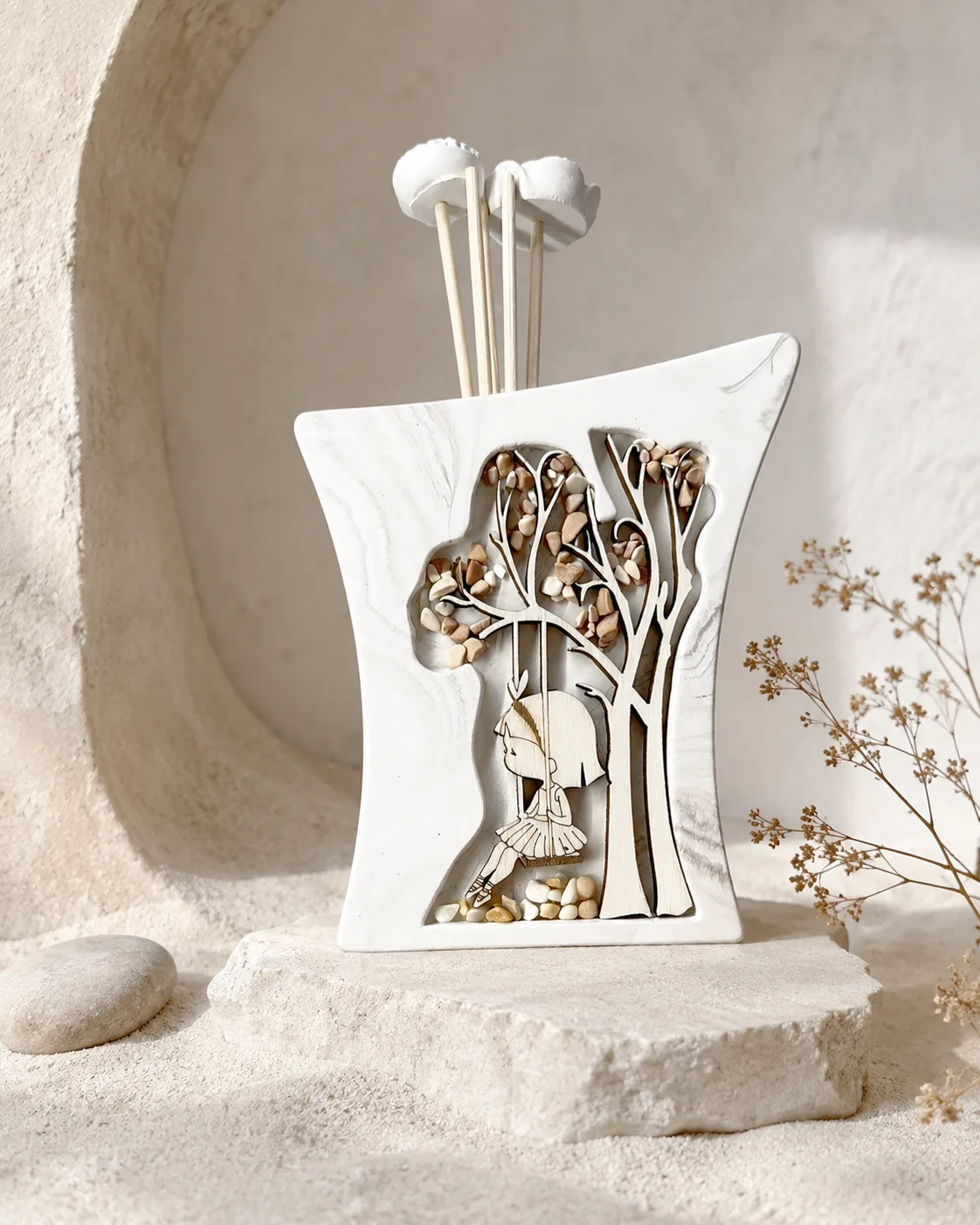 diffusore scultoreo con albero e fanciulla — Girardini Bomboniere Camisano Vicentino