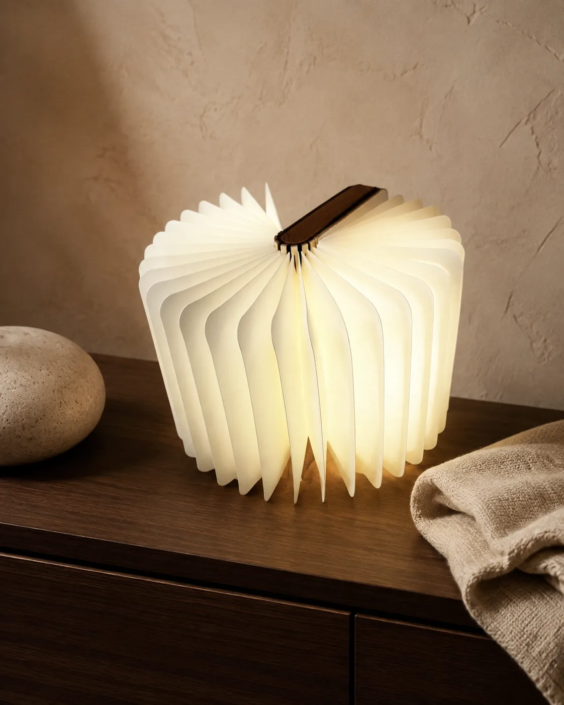 lampada libro illuminata su tavolino in noce — Girardini Bomboniere Camisano Vicentino