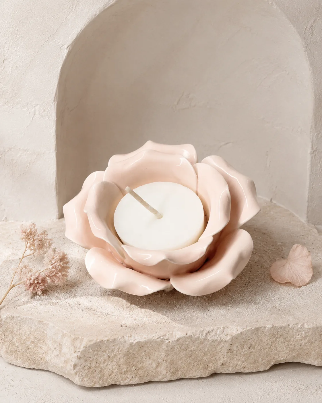 rosa ceramica con candela su pietra — Girardini Bomboniere Camisano Vicentino